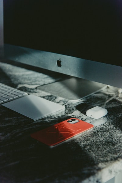 黑色桌子上的白色和红色iphone手机壳